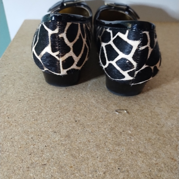 Bandolino giraffe print leather ballet flats with buckle size 7 - Picture 2 of 7